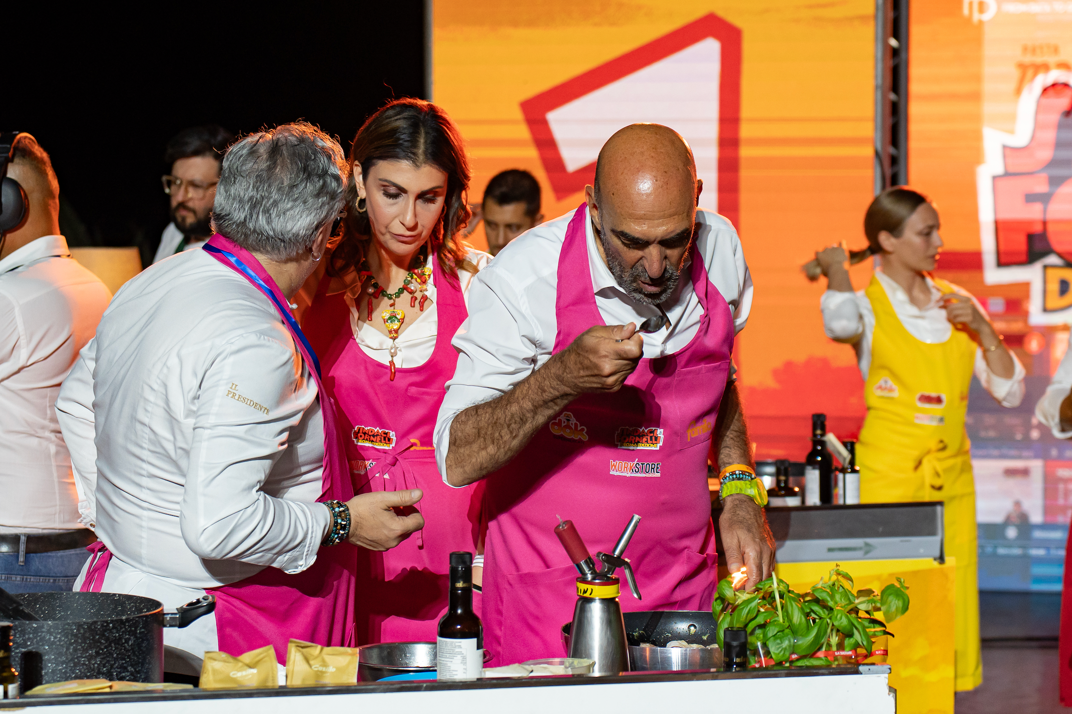 Sindaci ai fornelli a Martina Franca: Decaro e chef stellati accendono la sfida Sindaci ai fornelli a Martina Franca: Decaro e chef stellati accendono la sfida